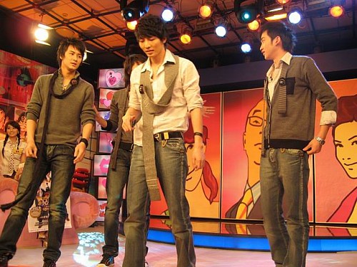 时尚广告中的演员,他们有着俊郎的相貌和无人能及的身高,凭借着不俗的