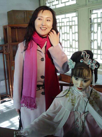 红楼梦剧组重游大观园 陈晓旭笑容不间断