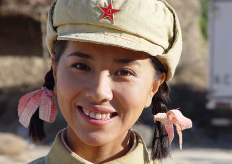 《走天山的女人》新浪娱乐讯 军垦题材电视剧《走天山的女人》明晚