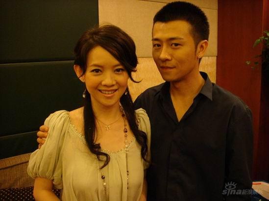 《荣归》将震撼播出,该剧讲述了香港地产代表李国凯(郑少秋(听歌)