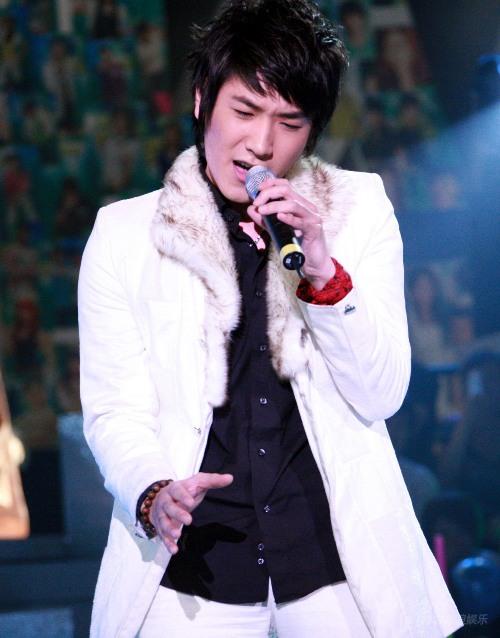 型秀40强保位成功原子鏸台上大胆示爱图