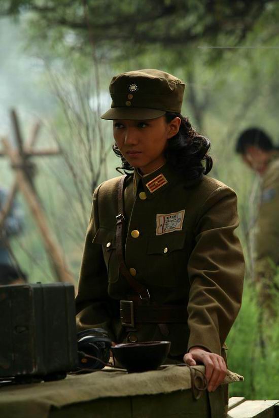 韩雯雯新剧《中国兄弟连》再穿军装抢镜(附图)