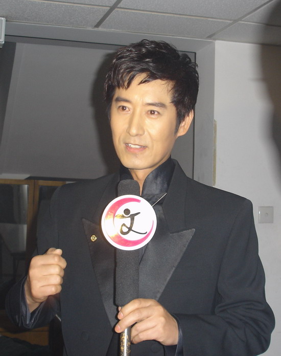 马跃多部大戏轮番红热荧屏 生日当即献歌舞台