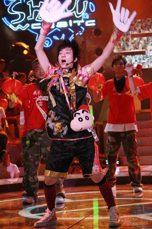 师洋造型夸张师洋表情妩媚师洋表演"敲鼓秀"新浪娱乐讯 在我型我秀20