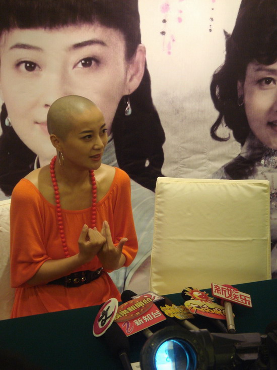 美女苏岩以光头形象高调亮相舞台姐妹图