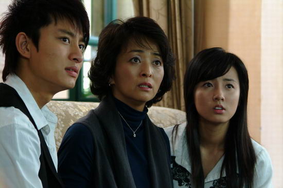 剧照新浪娱乐讯 据悉,34集家庭伦理剧《雪在烧》现正在湖南潇湘电影