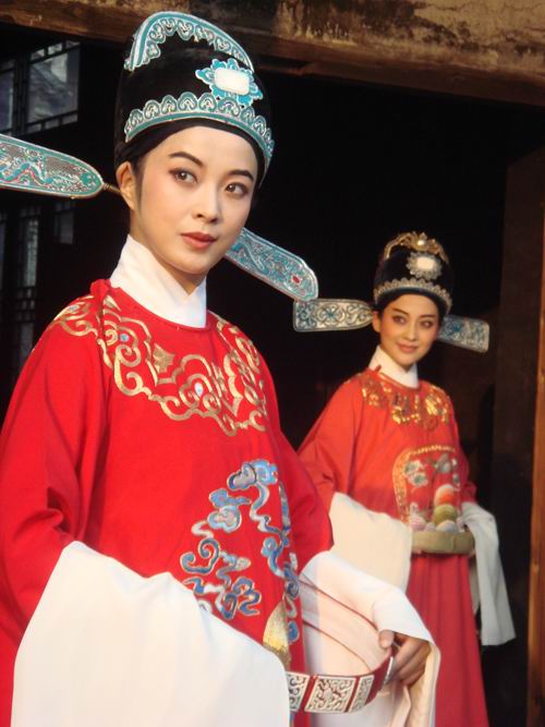 《舞台姐妹》上海热播 苏岩扮相甜美惹人眼(图)