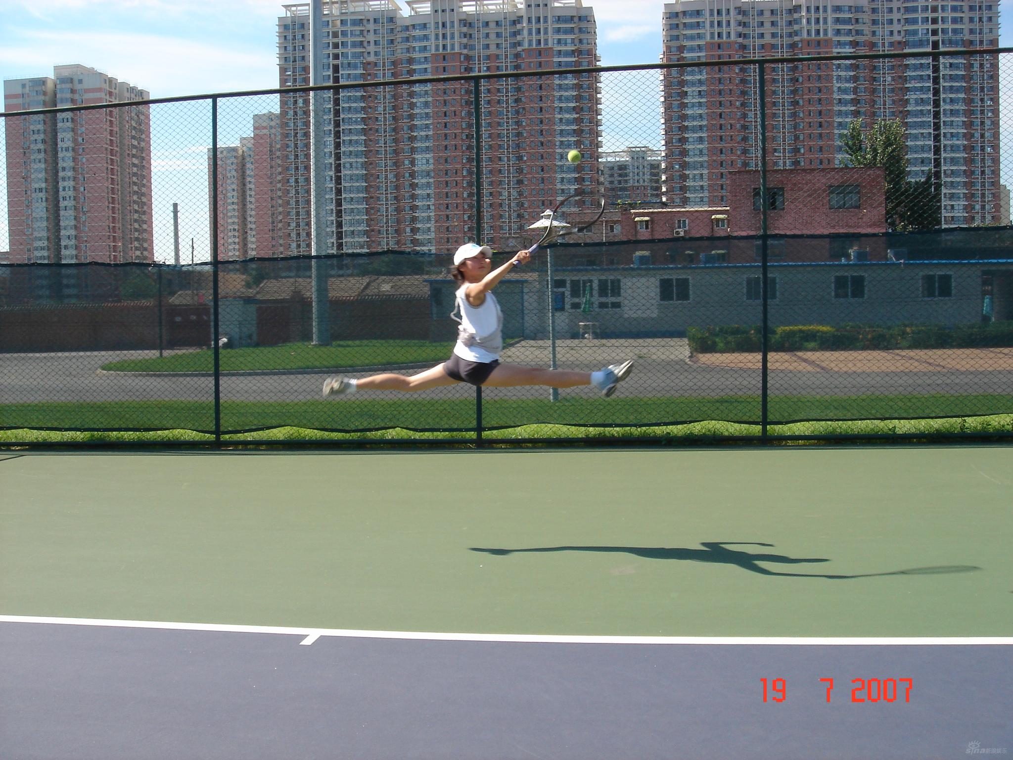 《网球女将》剧组举办的阳光女孩网球训练开营