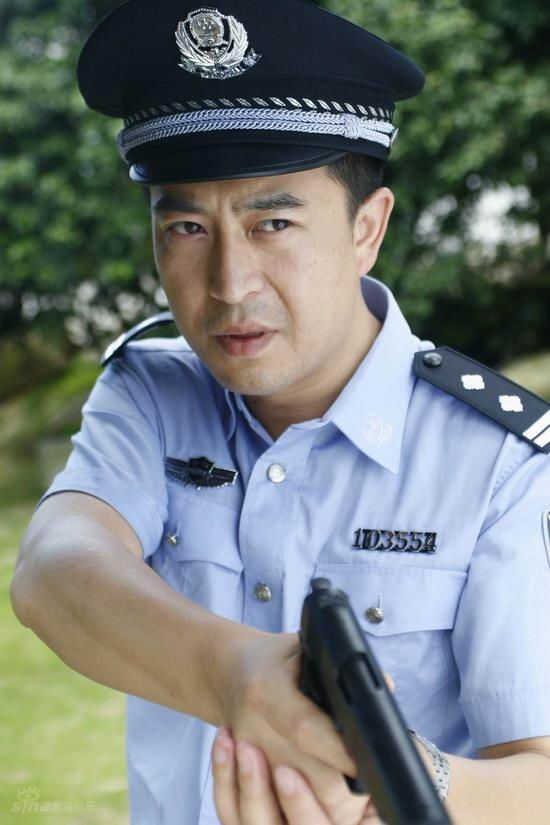 《使命》的反腐剧在多个地方电视台热播后成为收视冠军,主角张嘉译