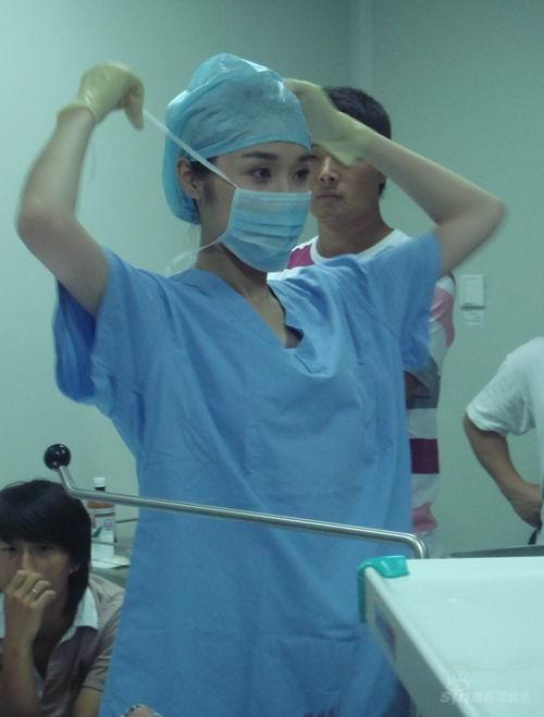 陈丽娜医生形象陈丽娜新浪娱乐讯 《亲家》在如火如荼的拍摄中,这部