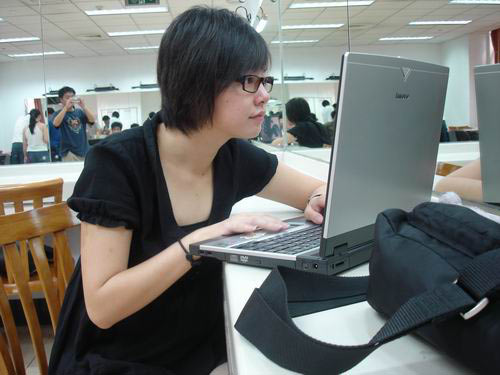 组图:型秀张小珏不堪非议拒绝聊天 遭网友炮轰