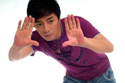 资料:上海影视有限公司签约艺人--何中华(附图)