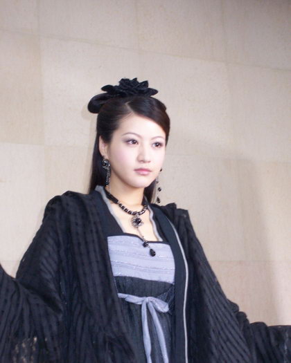 杨渝渝红装变素裹 拍摄新片为情所困黯然神伤