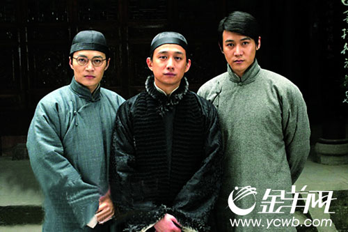 ,陆毅(右),郑国霖分饰《家》中的三兄弟