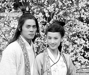 黄圣依（右）与窦智孔主演《碧血剑》