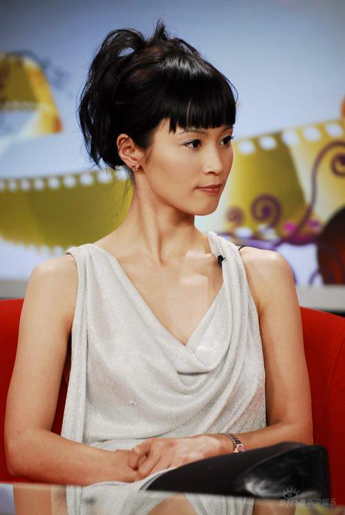 新浪娱乐讯 近日,有"香水百合"之称的著名青年演员石小群与《康熙秘史