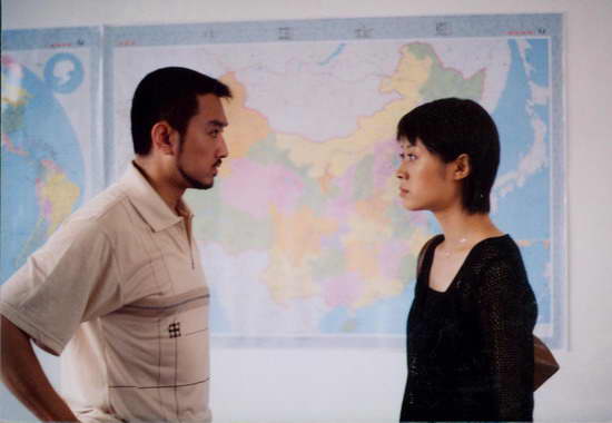 近日在央视一套黄金时间上映的电视剧《柳树屯》中脱下法官制服,出演