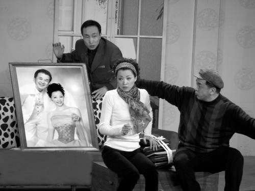 黄宏、董卿、巩汉林正在表演小品《开锁》