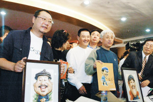 赵本山、范伟在今晚报社与观众见面。张立摄