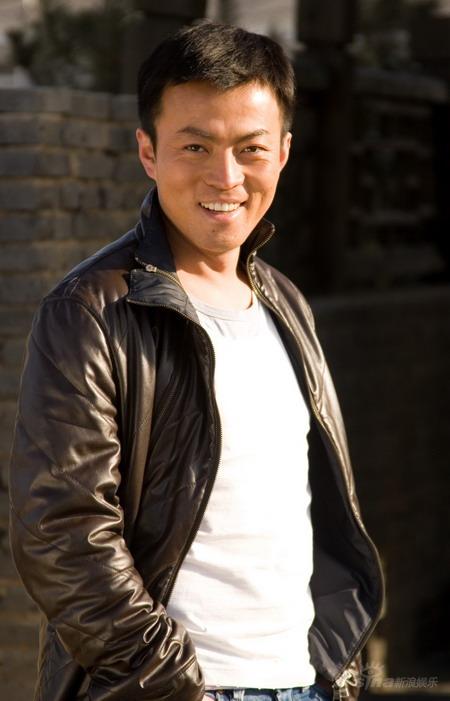 新浪娱乐讯 电视剧《笑着活下去》现正在北京四套播出,主演林家川鞘 