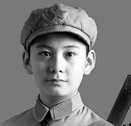 记者昨天采访了"潘冬子"的扮演者陈星旭的母亲以及该片制片人赵伟.