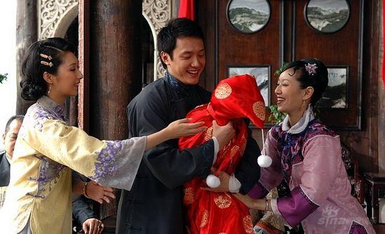 《芸娘》戏中涂黎曼初为人母 与冯绍峰争抱儿子