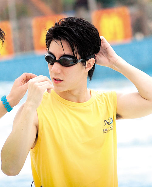 房祖名参加节目墨镜耍酷