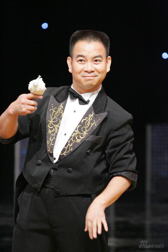 新浪娱乐讯 《开心一百》与《综艺大哥大》联手打造的精彩魔术秀