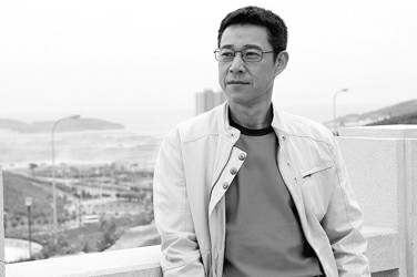 张丰毅的新造型