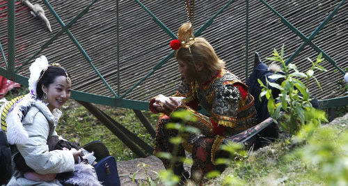 韩雪演的白骨精和孙悟空聊得火热