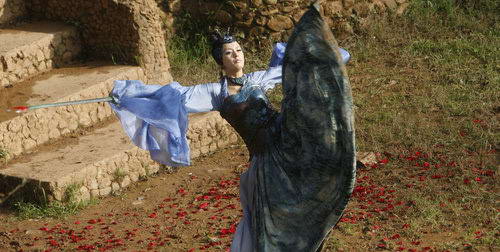 饰演青蛇的王力可