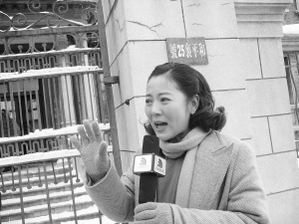 王茜华难舍剧组泪流满面。首席记者梁巍摄
