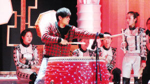 联袂宋祖英，大秀威风鼓，周董当定了春晚主角。晨报记者 刘鹏云/摄