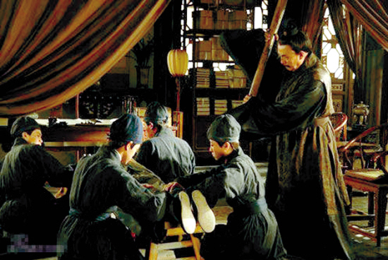 《红楼梦》拍摄贾政打宝玉 网民大呼恐怖像鬼