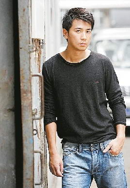 由当红小生保剑锋,凭借《笑着活下去》走红的新晋悲情女星姚芊羽