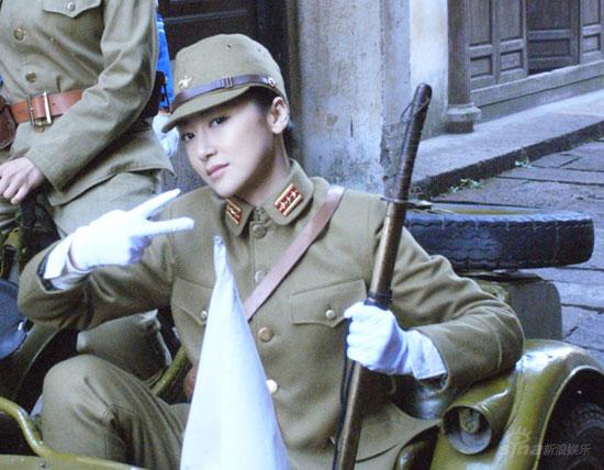 挥舞军刀 帅气亮相 新浪娱乐讯 由于立清执导的电视剧《黑玫瑰》目前