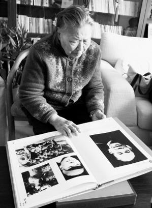 老地下工作者许建国的家人向记者介绍他的一生