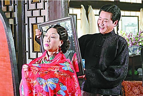 元秋和赵宝刚分别饰演大赤包冠晓荷.