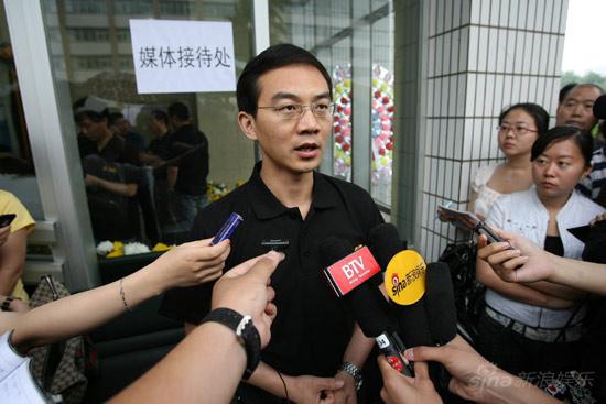 罗京追悼会发言人,央视《新闻30分》主持人郎永淳在307医院罗京灵堂外