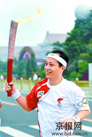 2008年8月6日作为火炬手的罗京在北京传递北京奥运圣火。新华社发（资料照片） 