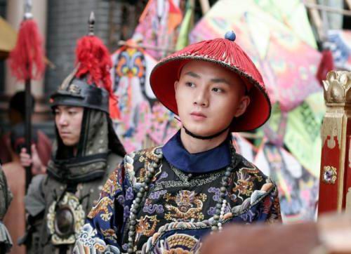 《苍穹之昴》横店热拍 余少群顶烈日作业(图)