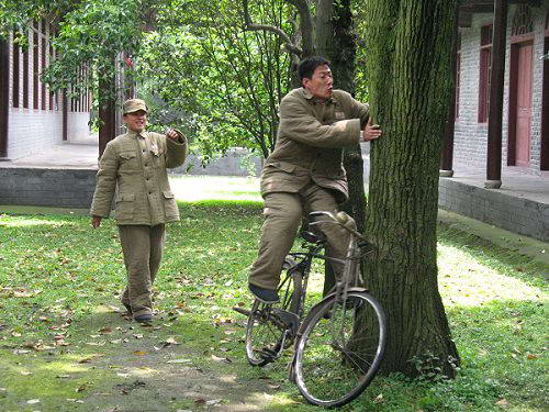 于震《南下南下》学骑自行车 频频撞树险受伤