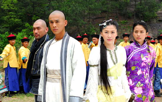 乔振宇扮演的陈家洛（左二）与周丽淇扮演的霍青桐（左三）