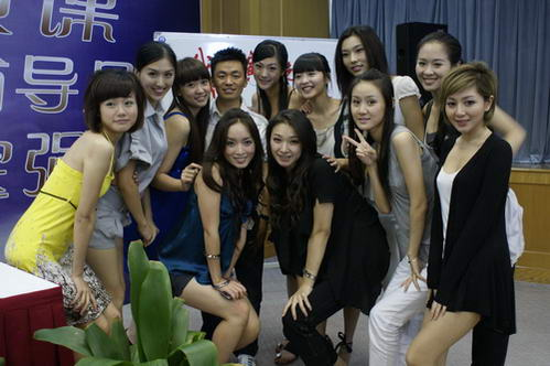 王宝强被众美女簇拥