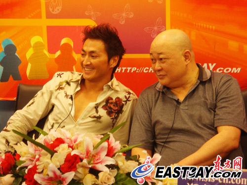 “展昭”何家劲和“包青天”金超群认真观看东方网网友留言