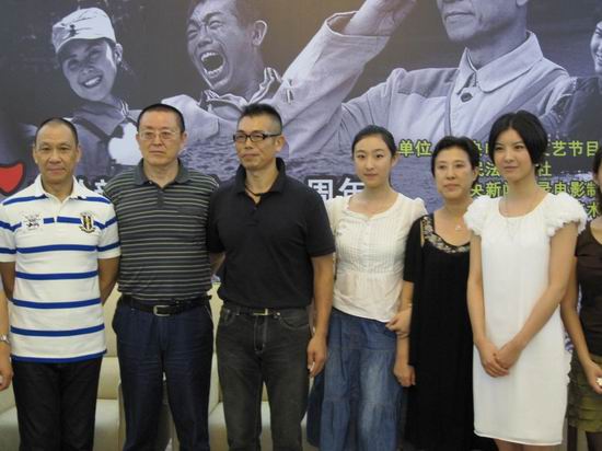 王学圻,马锡伍的儿子,杨涵斌,马锡伍的孙女,马锡伍的儿媳妇,郑萍(左起