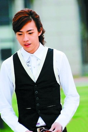 俞灏明扮演的端木磊的造型被批为“大妈头”