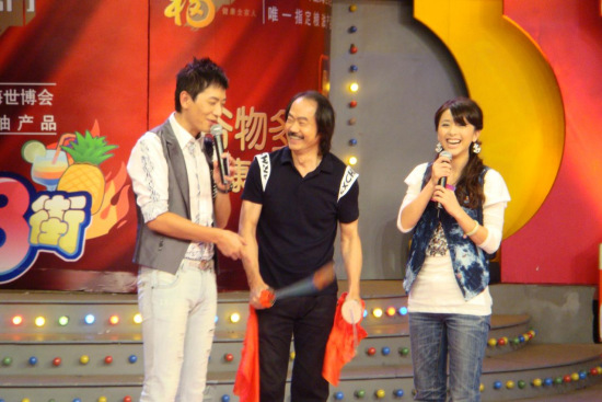 黄小蕾上节目借机打戴军 元华舞剑传授绝技(图)