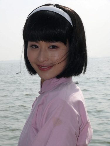 《翡翠凤凰》最新剧照曝光 颖儿人气爆棚(图)