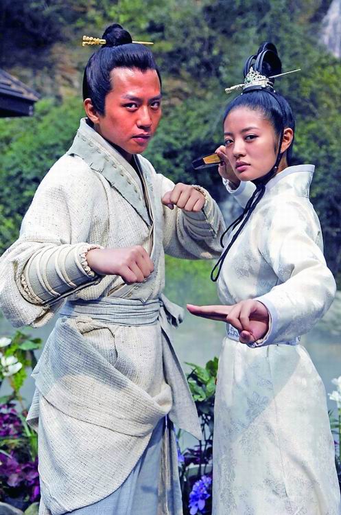 邓超版张无忌(左)和安以轩版赵敏